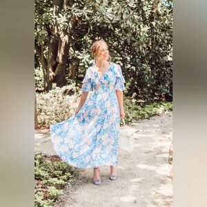 Gal Meets Glam Shelby Flutter Sleeve Maxi Dress in Blue Floral Size 00